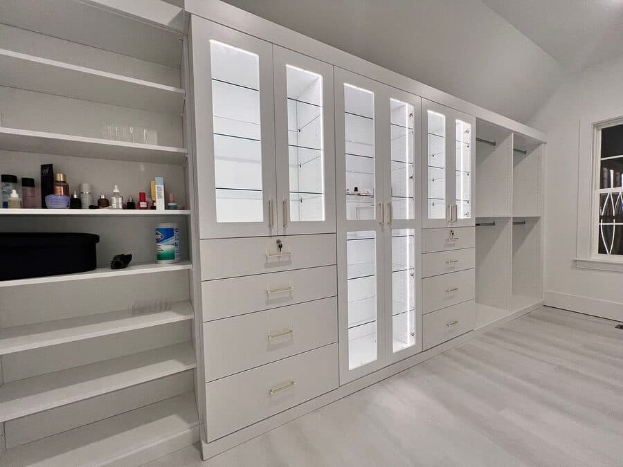 Clóset vestidor con repisas de pared a pared
